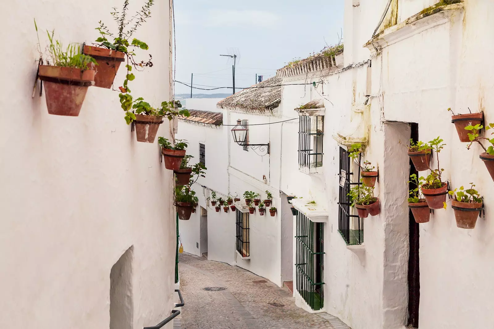 De hvite veggene med blomsterpotter er et kjennetegn på Arcos de la Frontera