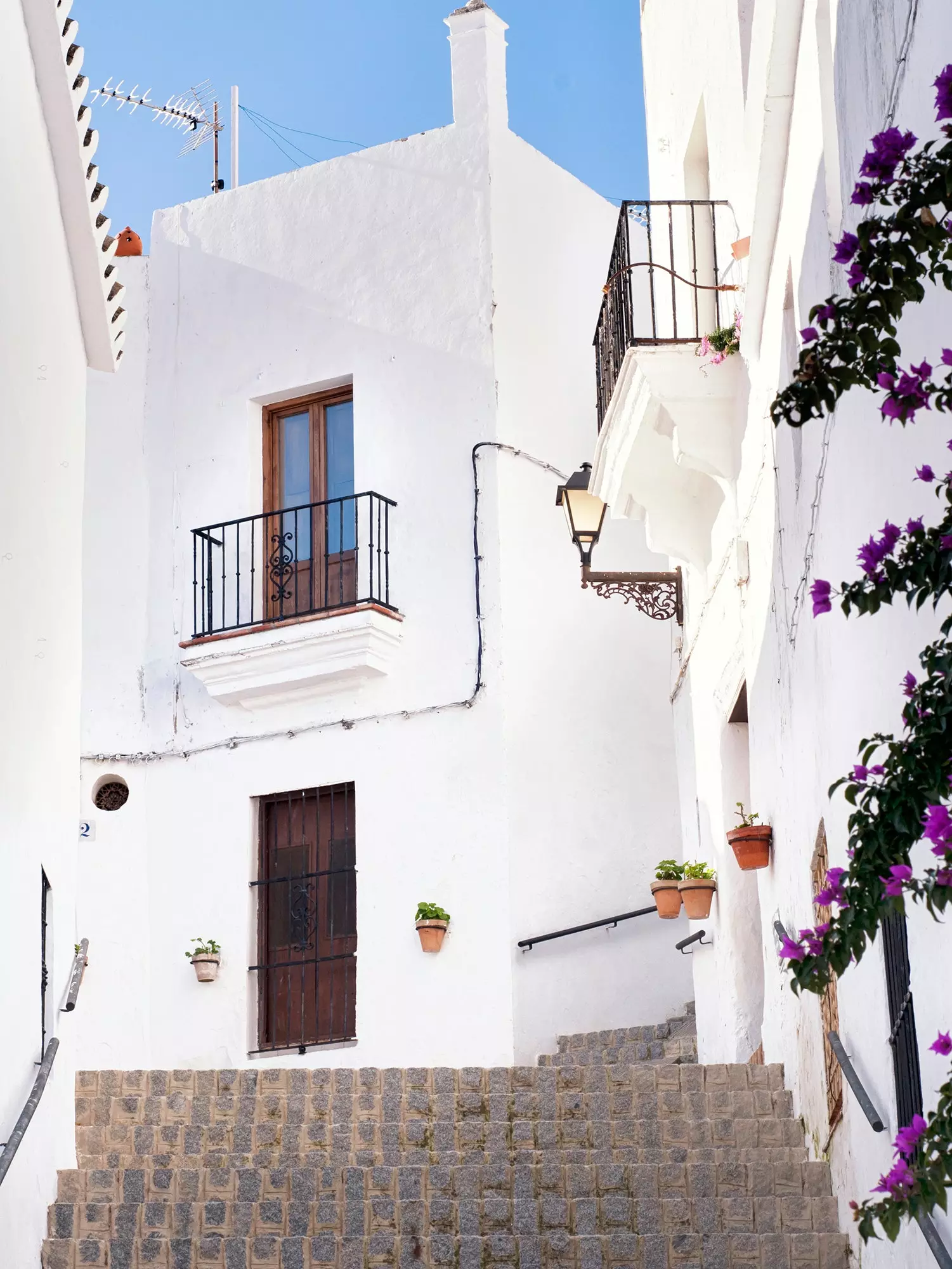 Li tintilef fit-toroq ta’ Arcos de la Frontera hija sempliċiment sabiħa