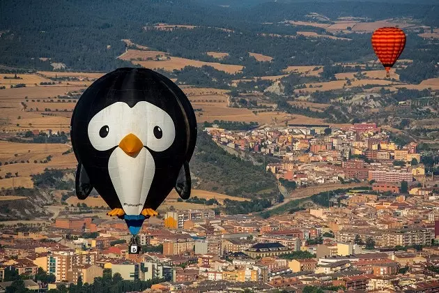 Europäesche Ballon Festival oder wéi den Himmel mat Loftballone zu Igualada ze fëllen