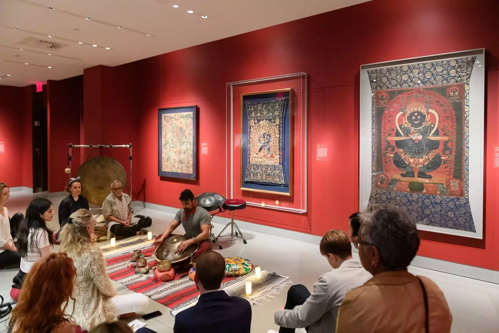 De Rubin Museum of Art zu New York erfënnt ëmmer inventiv Weeër fir seng Sammlung unzegoen.