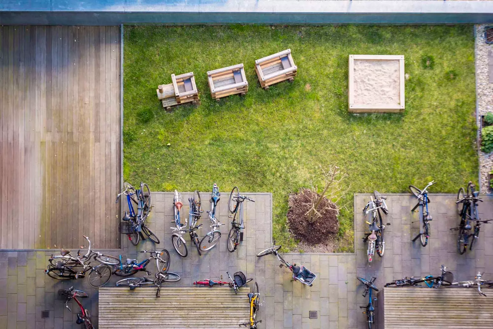 Fahrräder und Sandkasten von oben gesehen