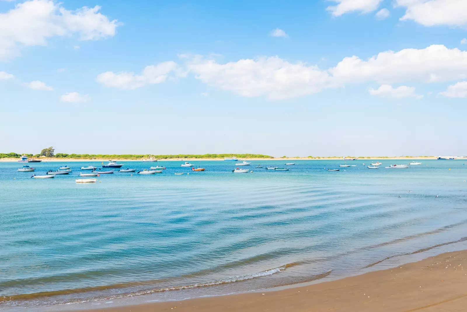 A nyugodt víz, amely Sanlúcart fürdeti Doñana előtt