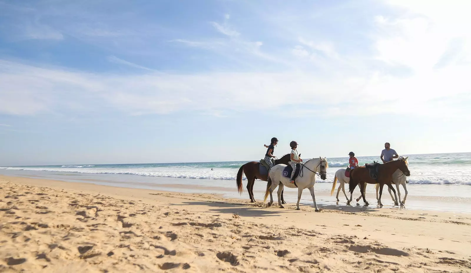 Te paard langs het strand van Zahara