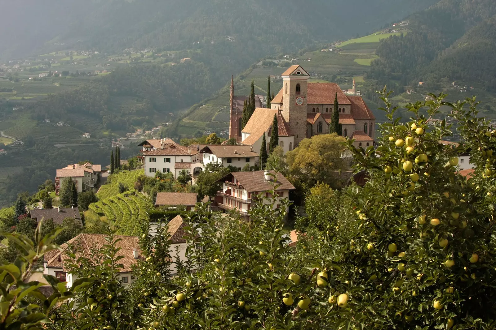 Meraner Land der blühenden Apfelbäume