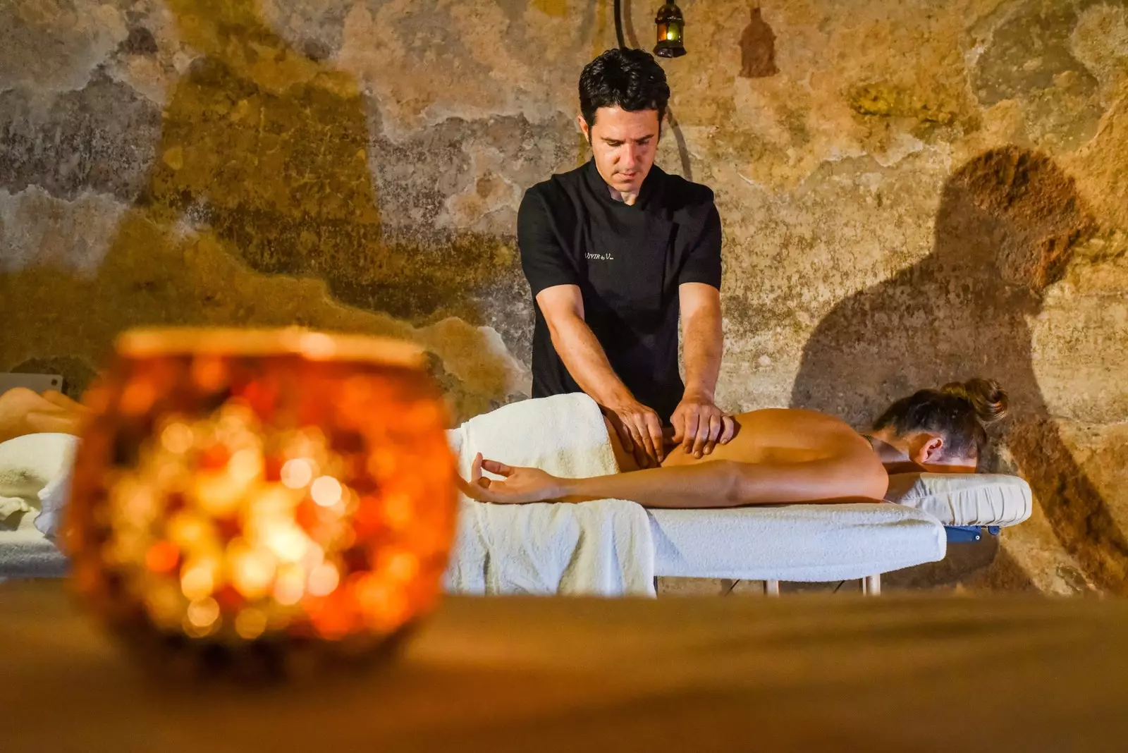 Daniel, Vejer de la Frontera'daki Hotel V'nin sarnıcında masaj yapıyor.