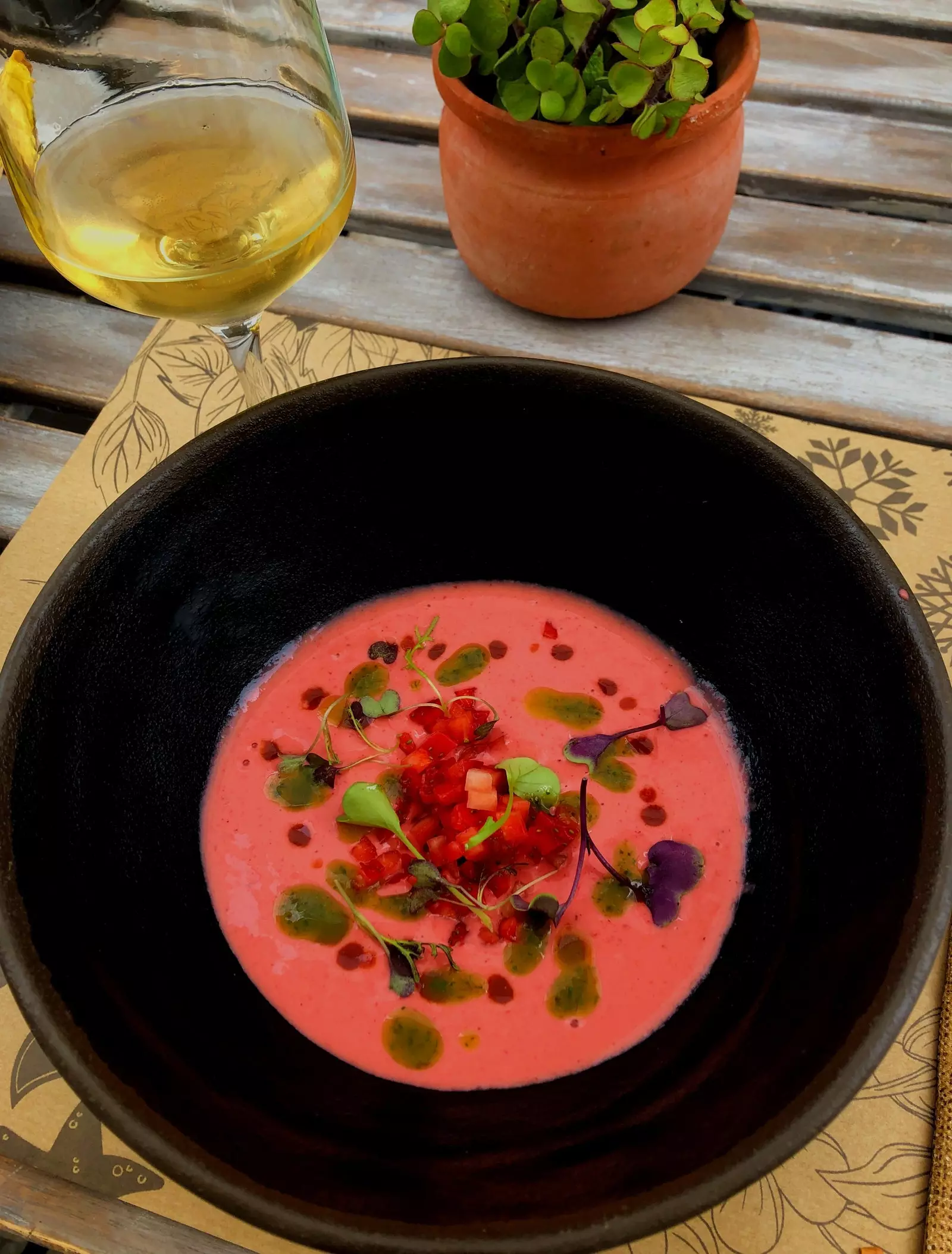 Sesongbasert Strawberry Gazpacho servert på Vivir av V...