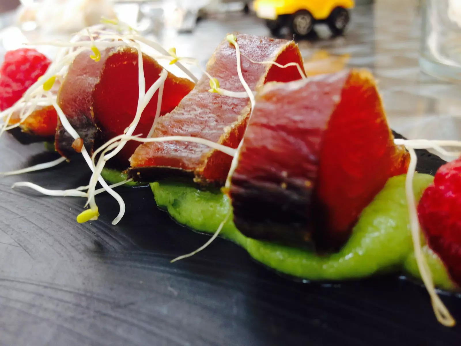 Fatias de lombo de atum salgado em guacamole com framboesas, cebolinha e cerveja Ceuta Star