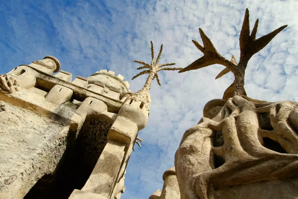 Um carteiro francês construiu o Palácio Ideal com as pedras que encontrou durante 33 anos em sua rota postal.