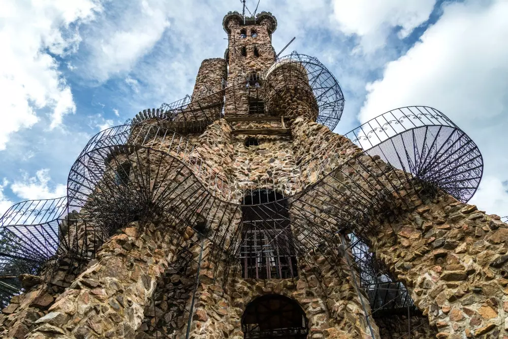 O peculiar Castelo do Bispo é coroado pela cabeça de um dragão.