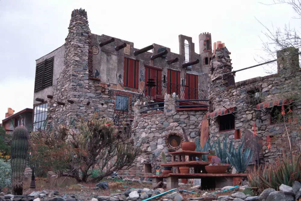 Boyce Gulley bouwde zijn Castle of Mystery in Phoenix met gerecyclede materialen.