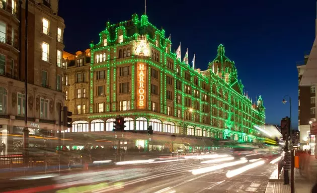 Klasický obchodný dom Harrods na Vianoce