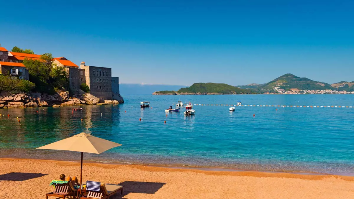 É assim que ficam as suas férias perfeitas na praia de acordo com a geração a que pertence