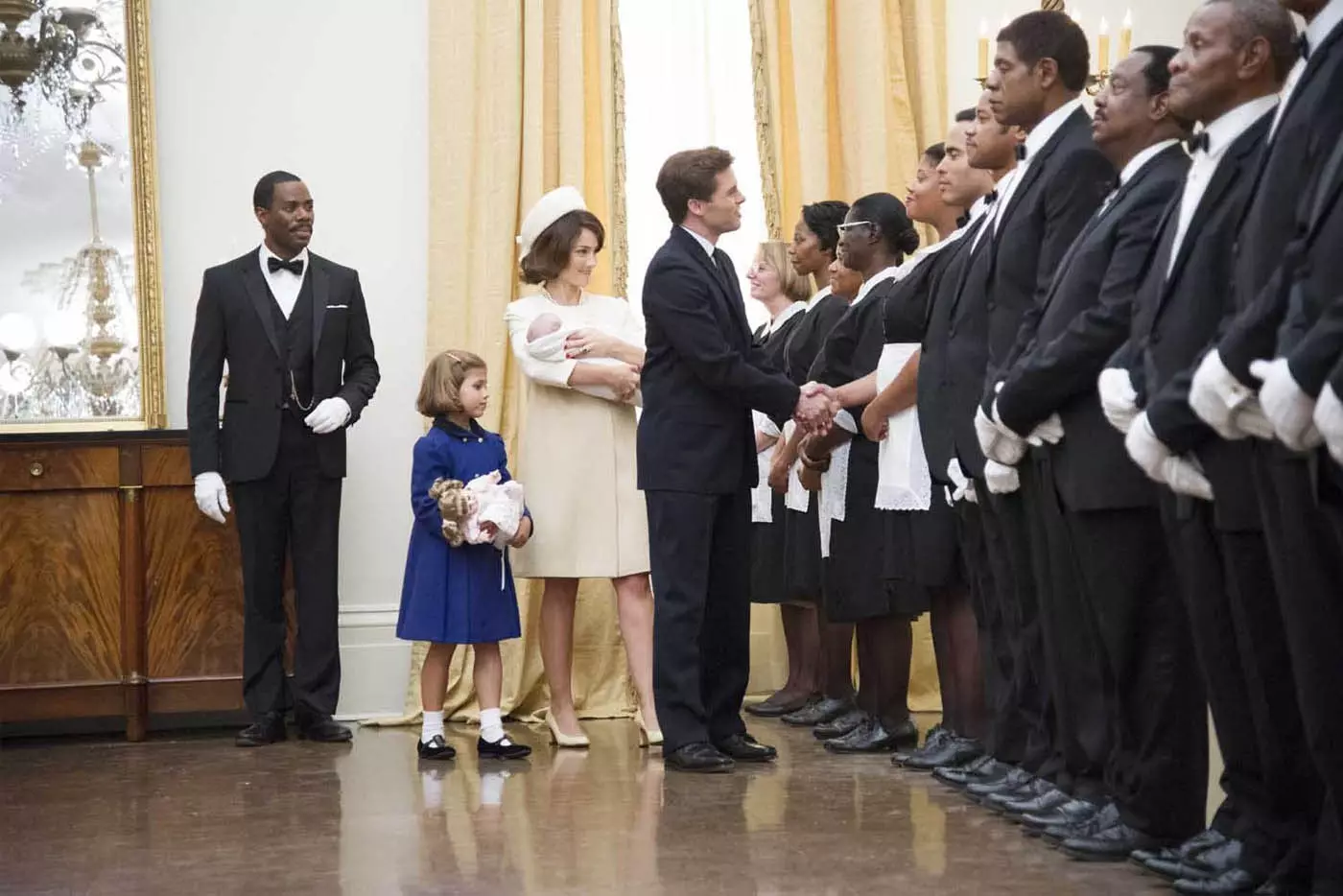 Kennedi "The Butler" da xizmat ko'rsatuvchi xodimlarni salomlashmoqda