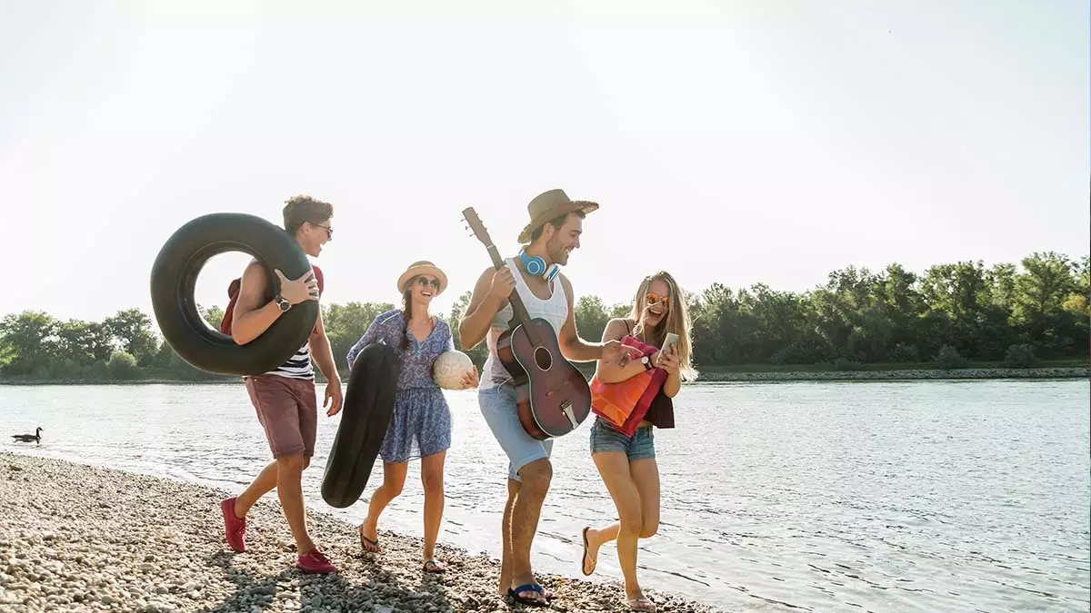 Beri tahu saya traveler seperti apa Anda dan saya akan memberi tahu Anda soundtrack apa yang harus dibawa ke pantai