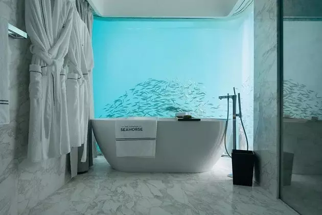 Sie installieren das erste schwimmende Haus mit Blick auf den Unterwasserboden in Dubai