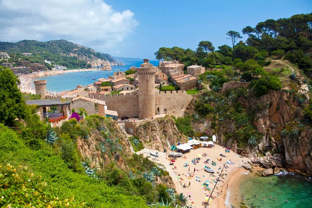 Le calette di Tossa de Mar e la storia in pietra