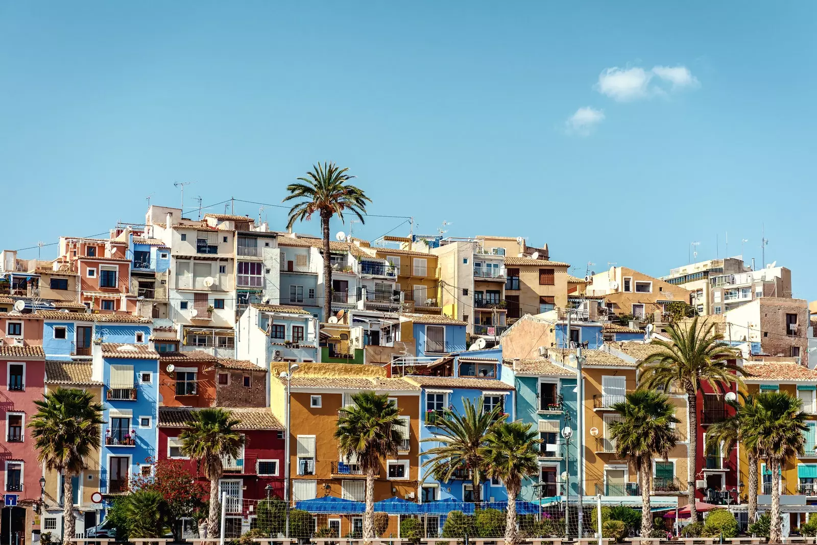 Villajoyosa'nın renkli evlerinin panoramik manzarası