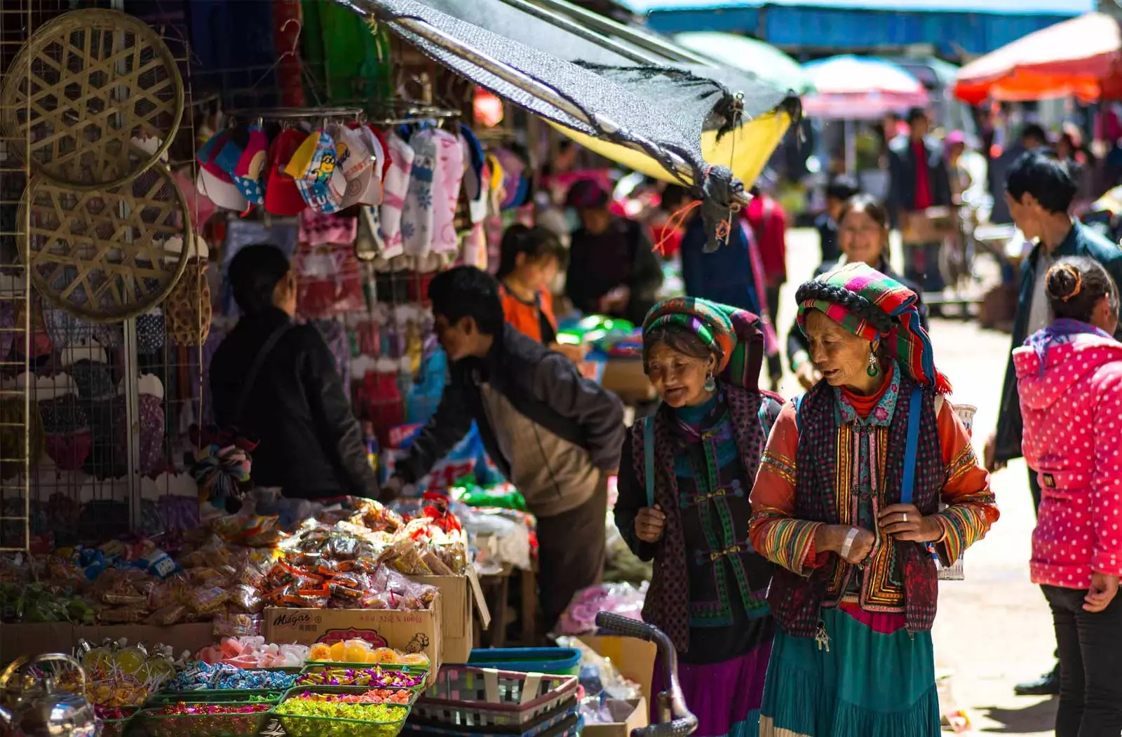 mosuo women shopping