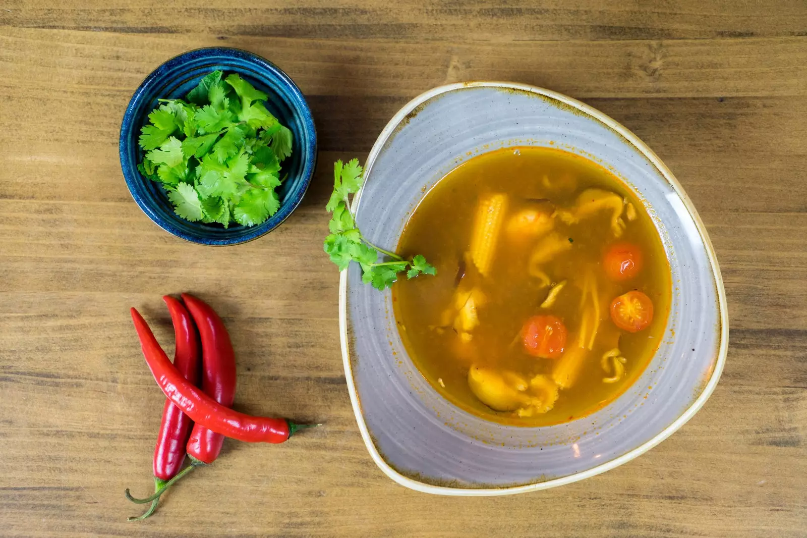 Fisch- und Meeresfrüchtesuppe mit Zitrusfrüchten