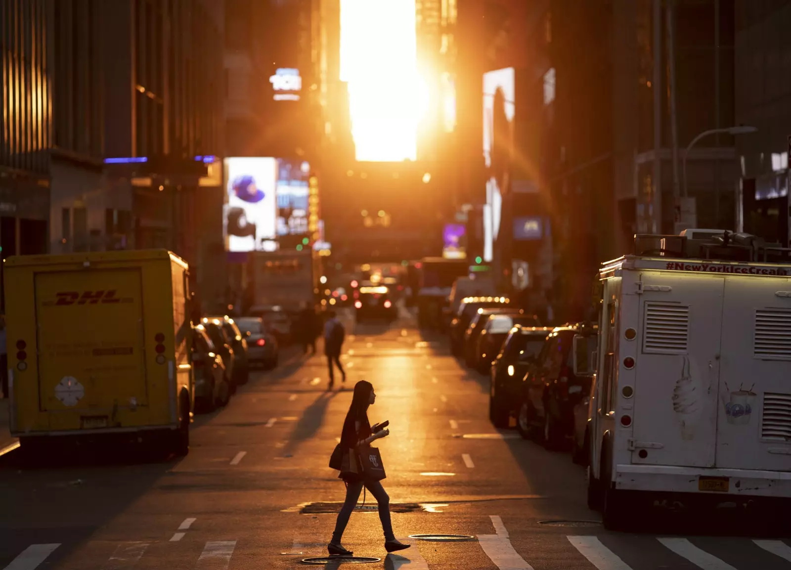 Bạn đang tìm kiếm Manhattanhenge? Có lẽ nó sẽ tìm thấy bạn đang đi bộ qua các đường phố của New York.