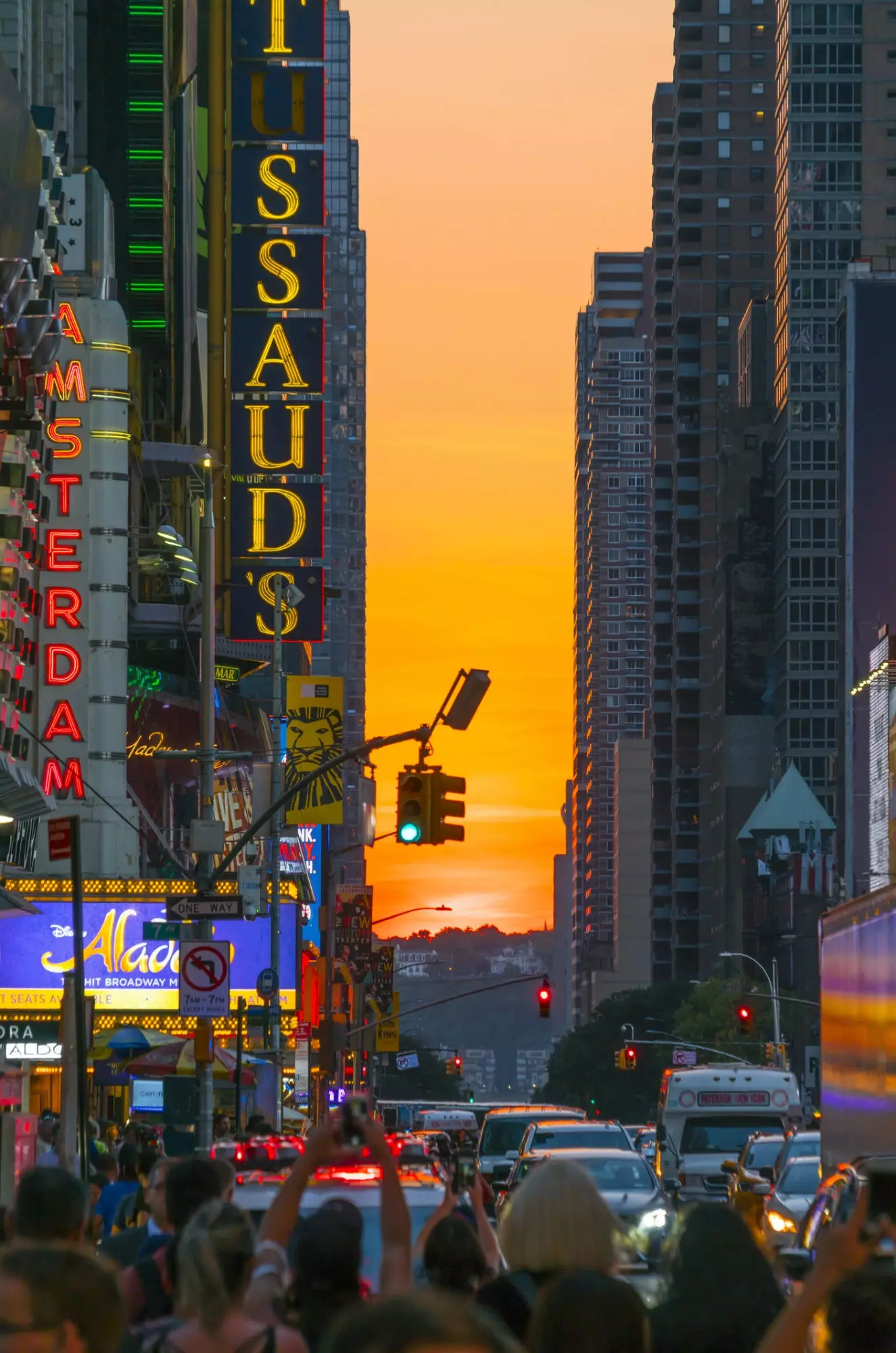 Non è un flashmob, è gente che dice addio al sole a Manhattan.