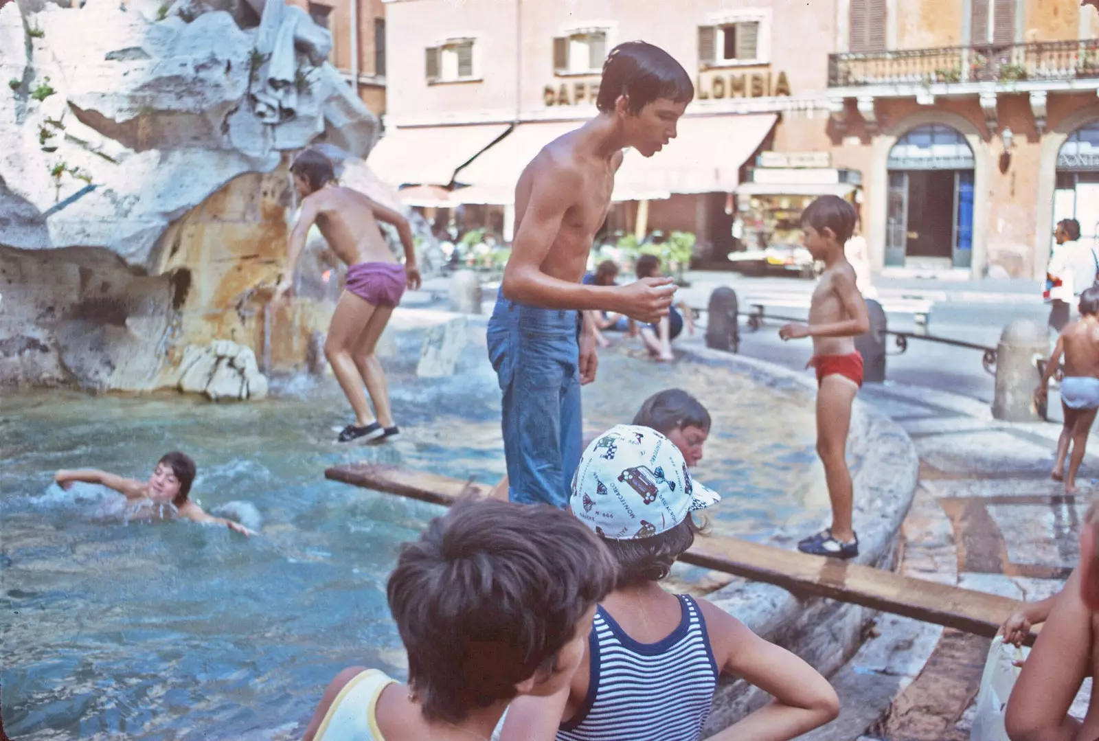 Gyermekek fürdőznek a Piazza Navonán