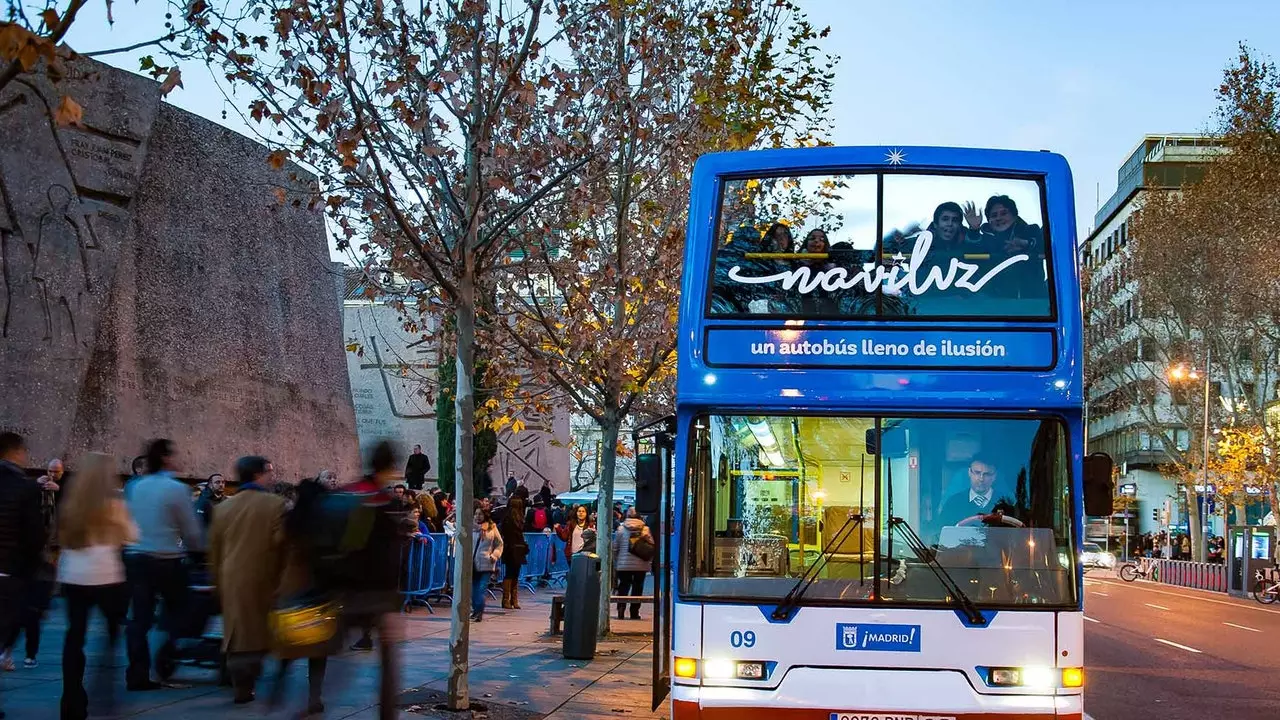 Naviluz, de bus om de kerstverlichtingsroute in Madrid te doen