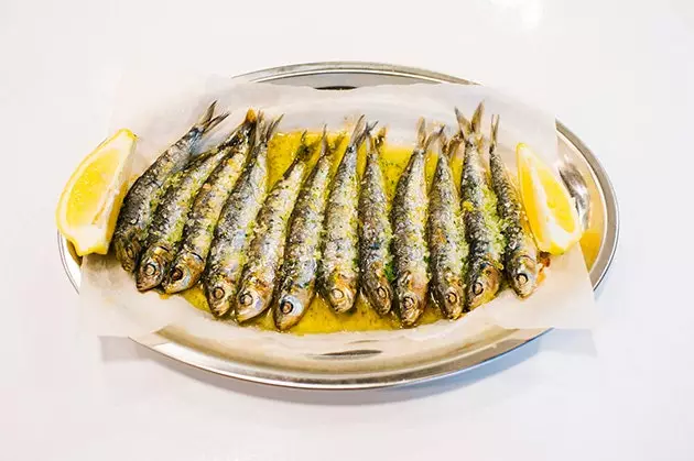 Sarde al forno rifinite con olio a El Chiringuito de Pepe