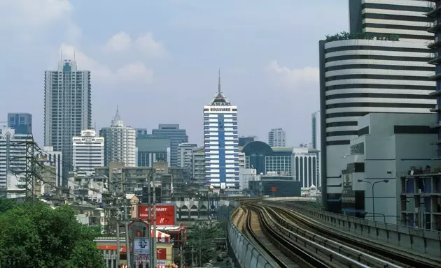 Utsikt mot Sukhumvit Road fra Phloen Chit Station