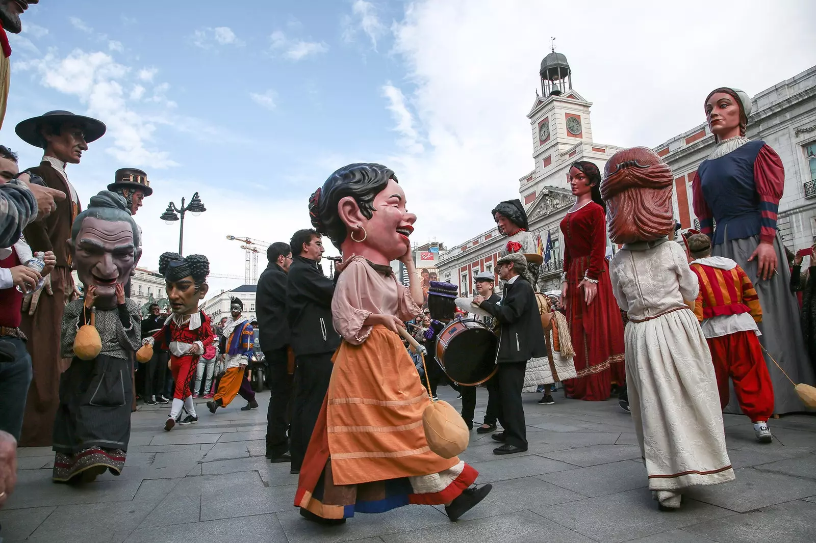 Uriașii și capete mari „iau” Puerta del Sol