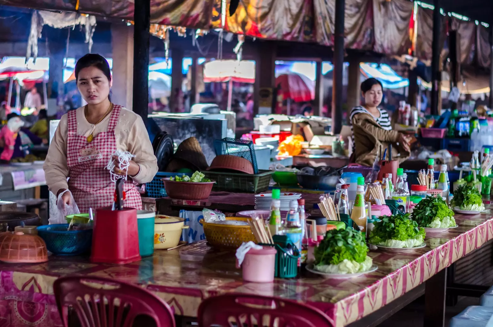 Tradicionāls restorāns Luang Namtha tirgū.