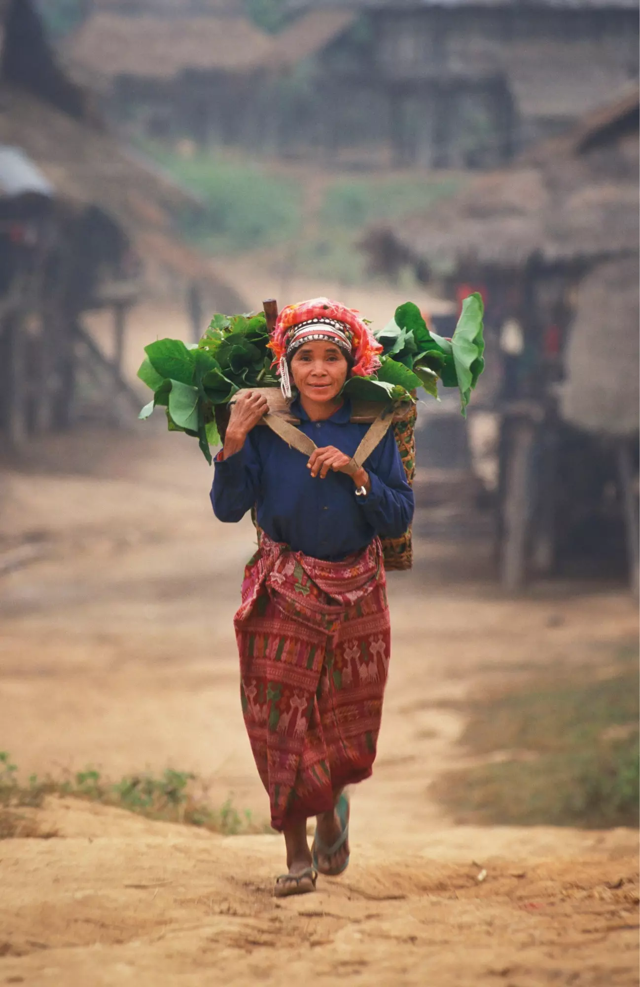 Akha stam vrouw in traditionele kleding.