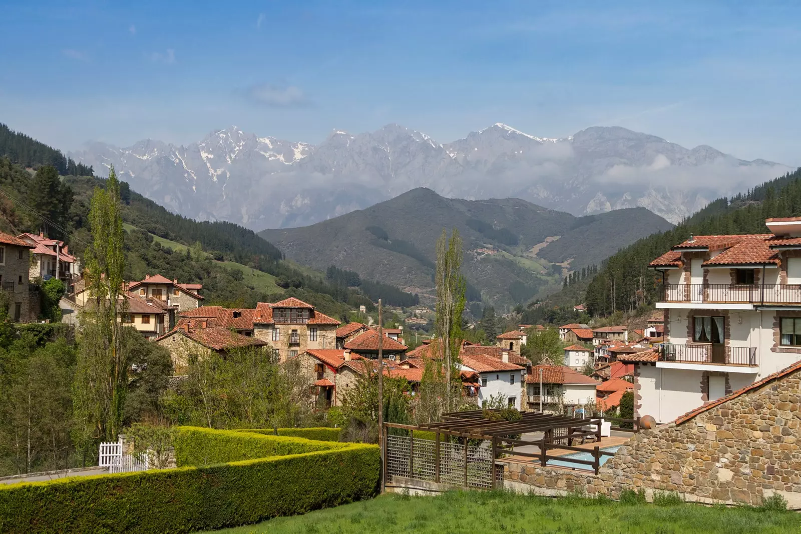 Tírdhreach i ngleann na Libana agus na Picos de Europa sa chúlra.