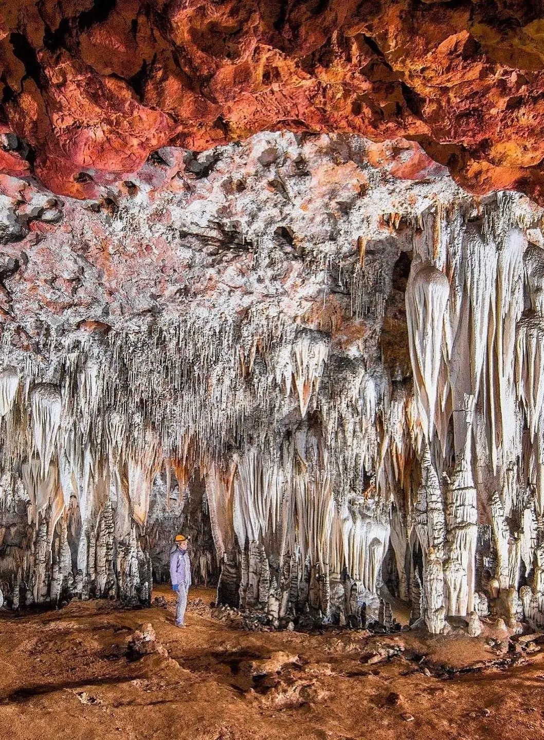 Interior da caverna El Soplao na Cantábria.