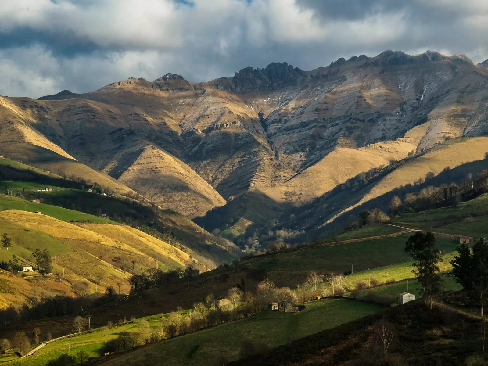 မြောက်ဘက်ခြမ်းရှိ Valles Pasiegos ဒေသပိုင် Cantabrian တောင်တန်း၏ Castro Valnera တောင်