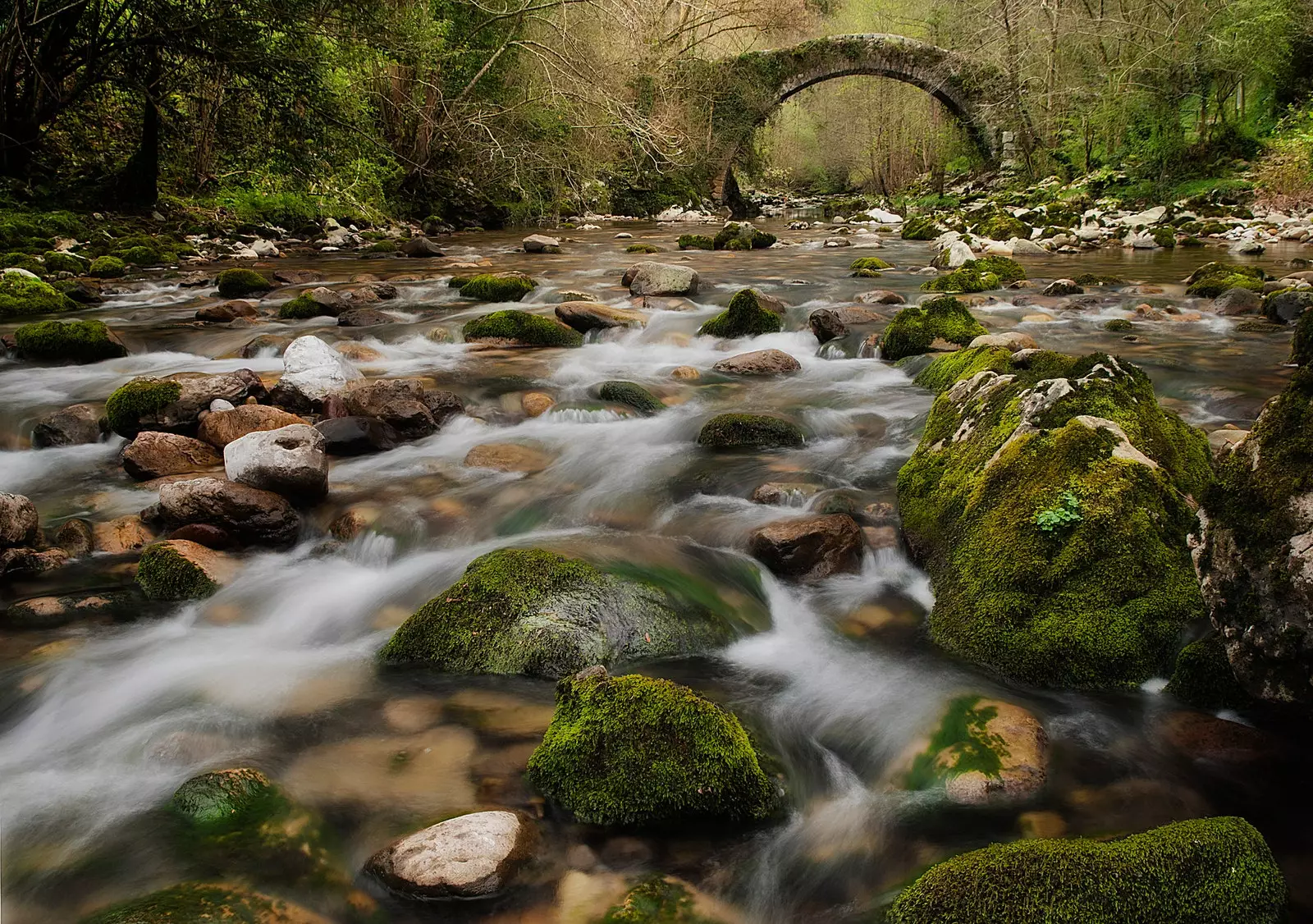 Il fiume Miera che attraversa la città di Lirganes.