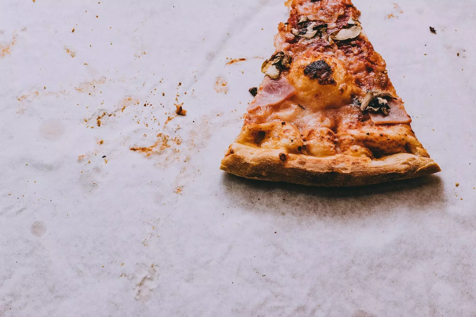 L'ultimo pezzo di pizza quello tipico che si mangia a colazione il giorno dopo