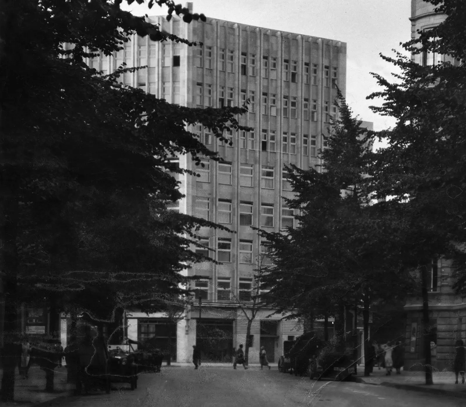 Masa depan Around Berlin akan menempati gedung Art Dco LenzHaus yang dibangun oleh arsitek Heinrich Straumer.