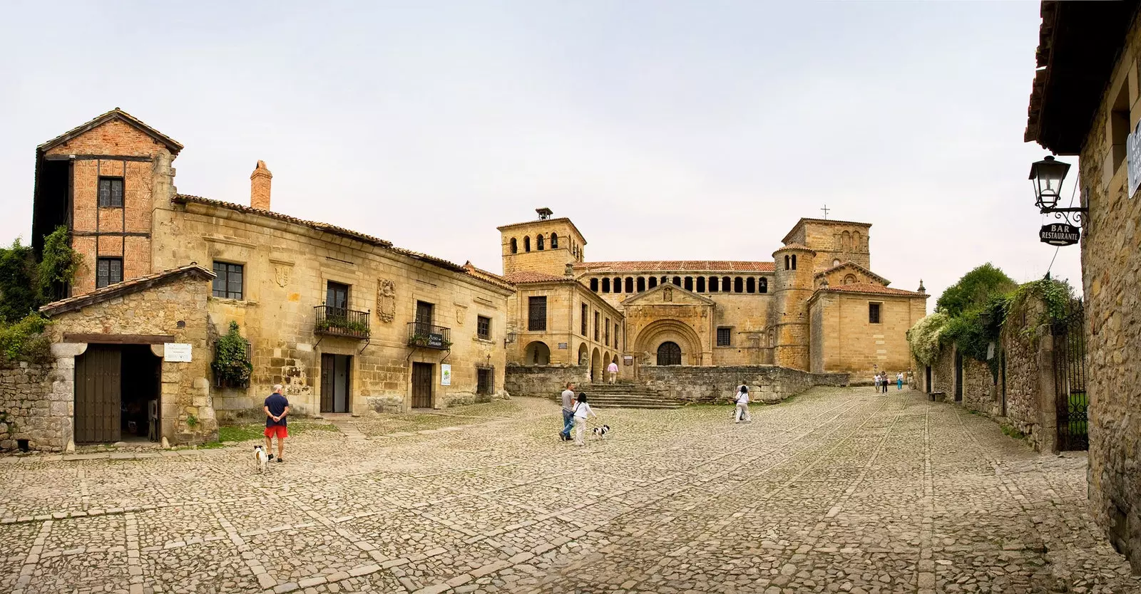 Eaglais Choláisteach Santa Juliana i Santillana del Mar