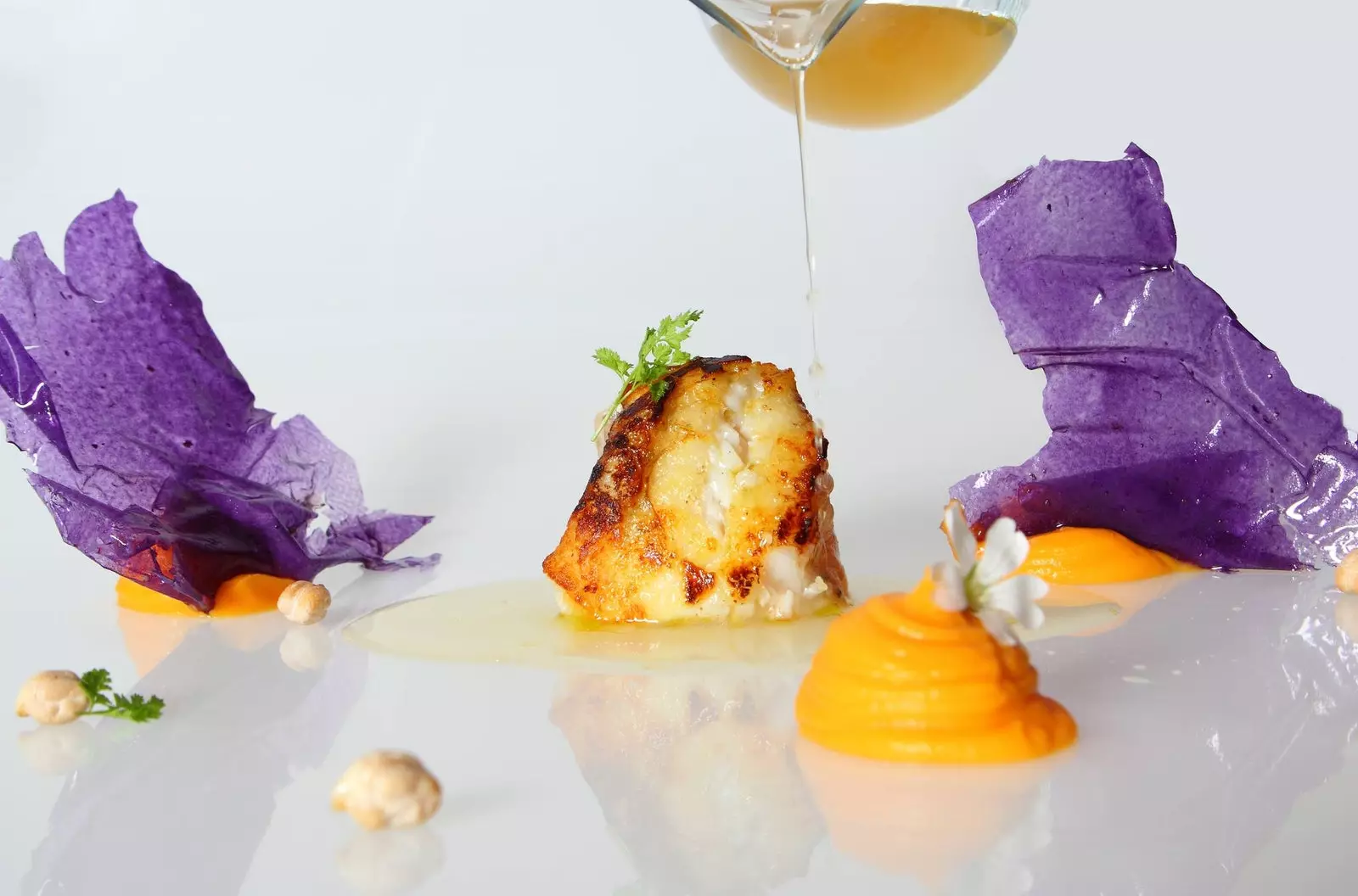 Batata-doce de suco de grão de bico de tamboril e batata violeta em Solana