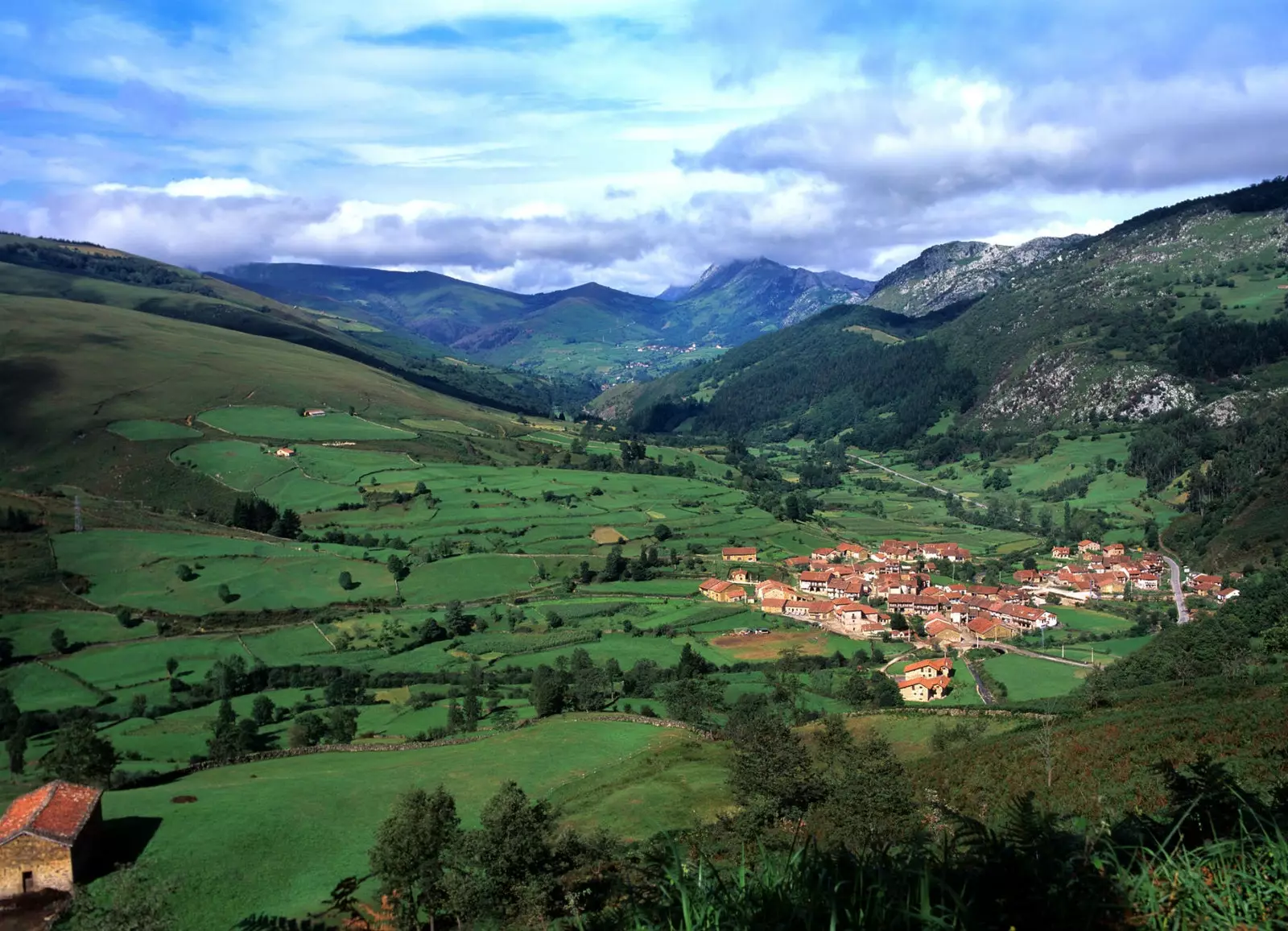 Cantabria għandha wkoll belt imsejħa Carmona.