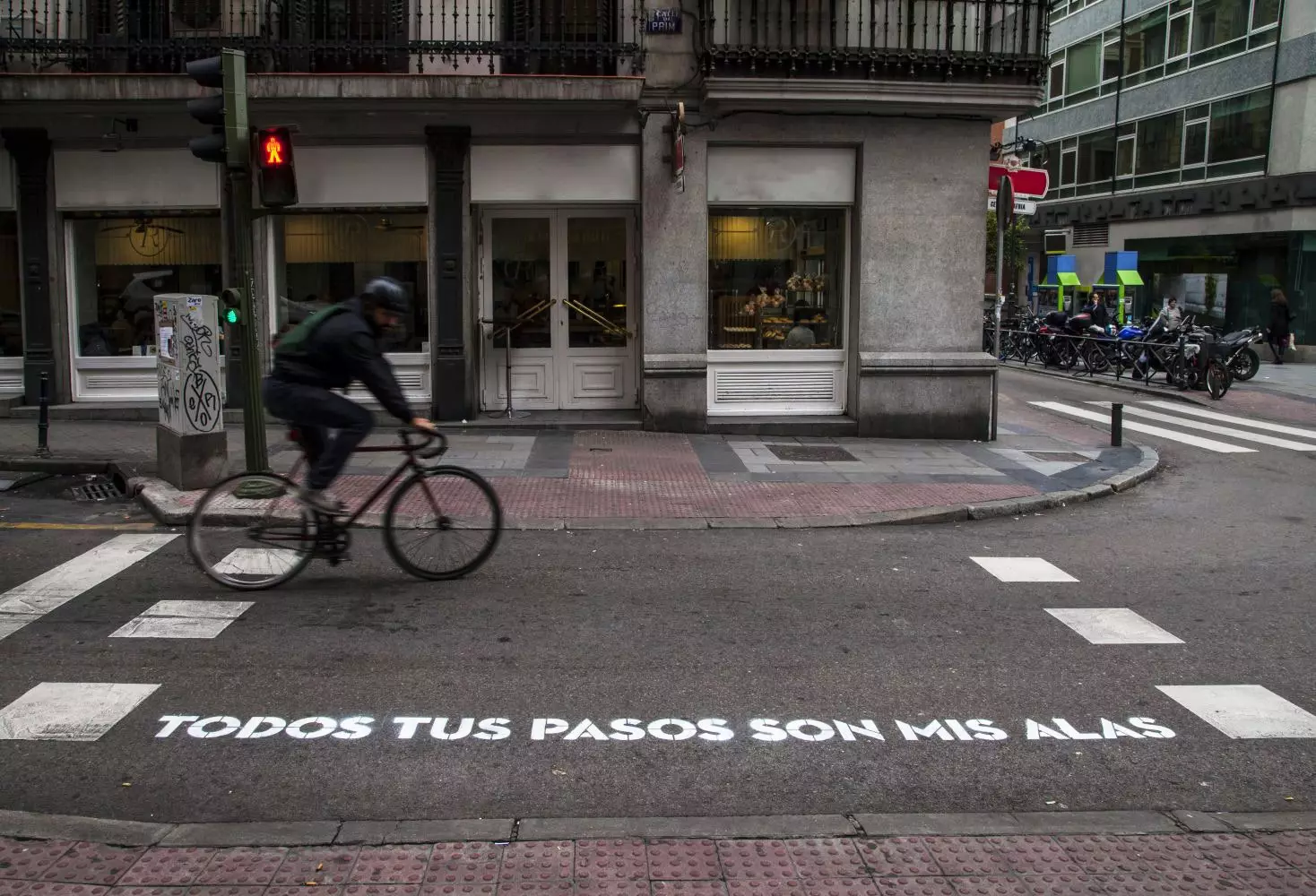 Madrid napĺňa svoje zebry poéziou s veršami napísanými občanmi