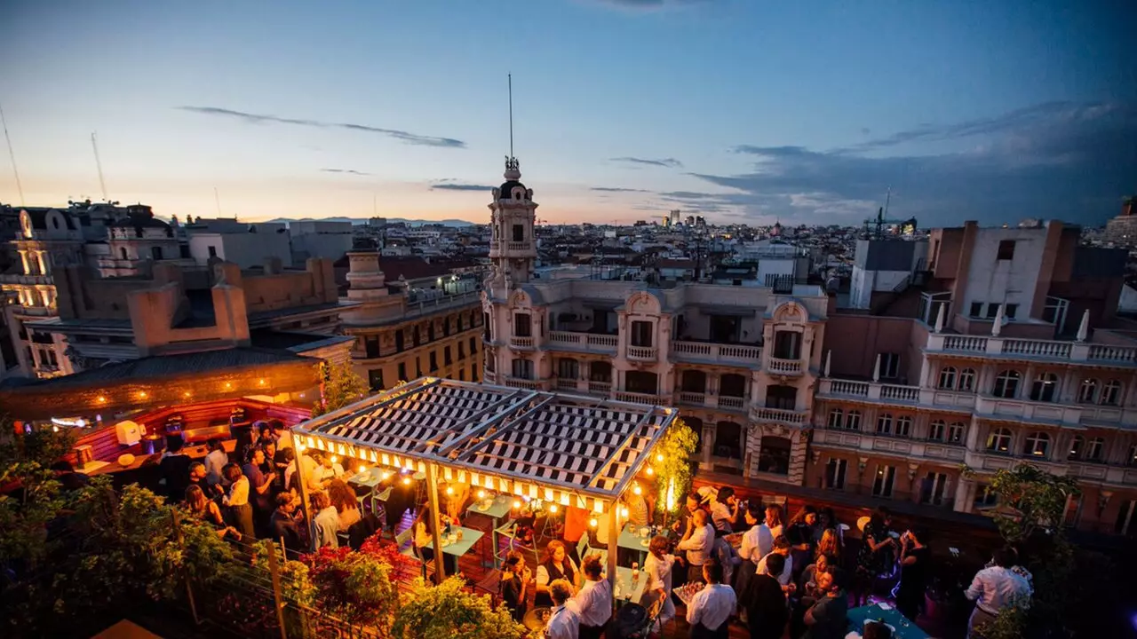 A Cielo Abierto, it-terrazzi tal-lukandi f'Madrid huma mimlija b'attivitajiet