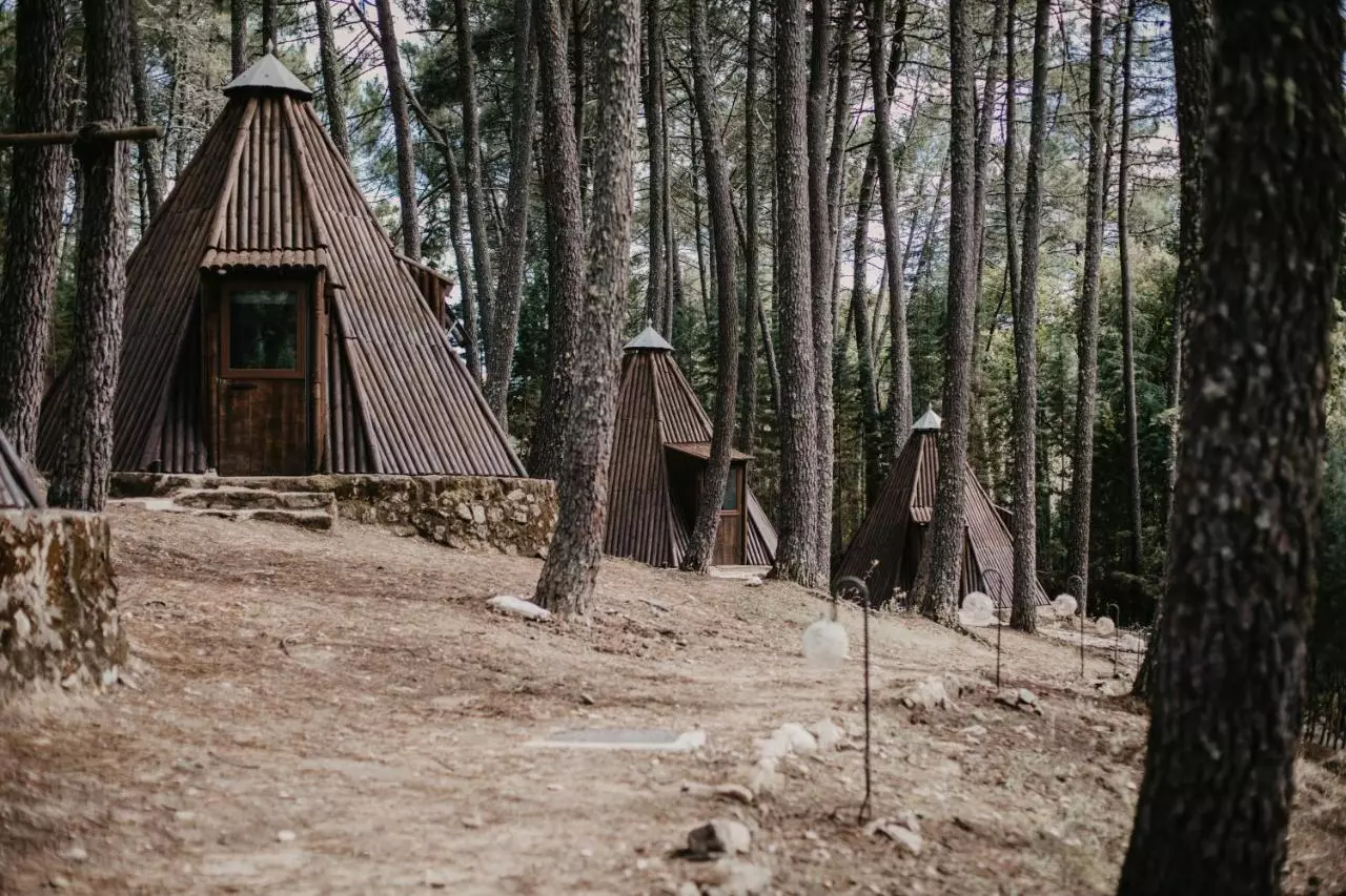 Teepee Sierra de Gredos ကို ငေးမောကြည့်သည်။