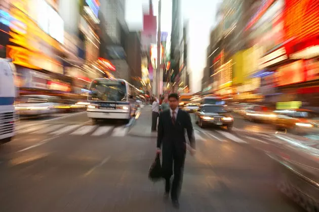 Times Square သို့မဟုတ် နီယွန်အရူးအမူးတွင် အလုပ်လုပ်ပါ။