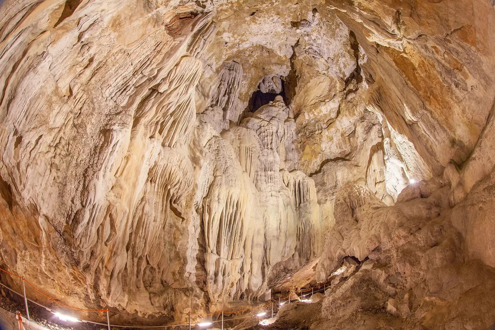 Cinq grottes créées goutte à goutte en Aragon