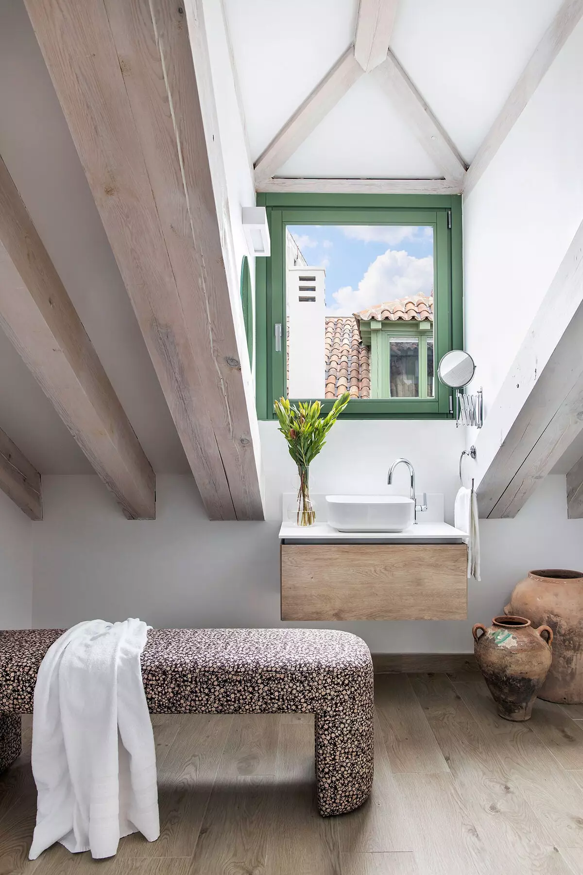 Panoramic view of a Calatrava 4 apartment bathroom.