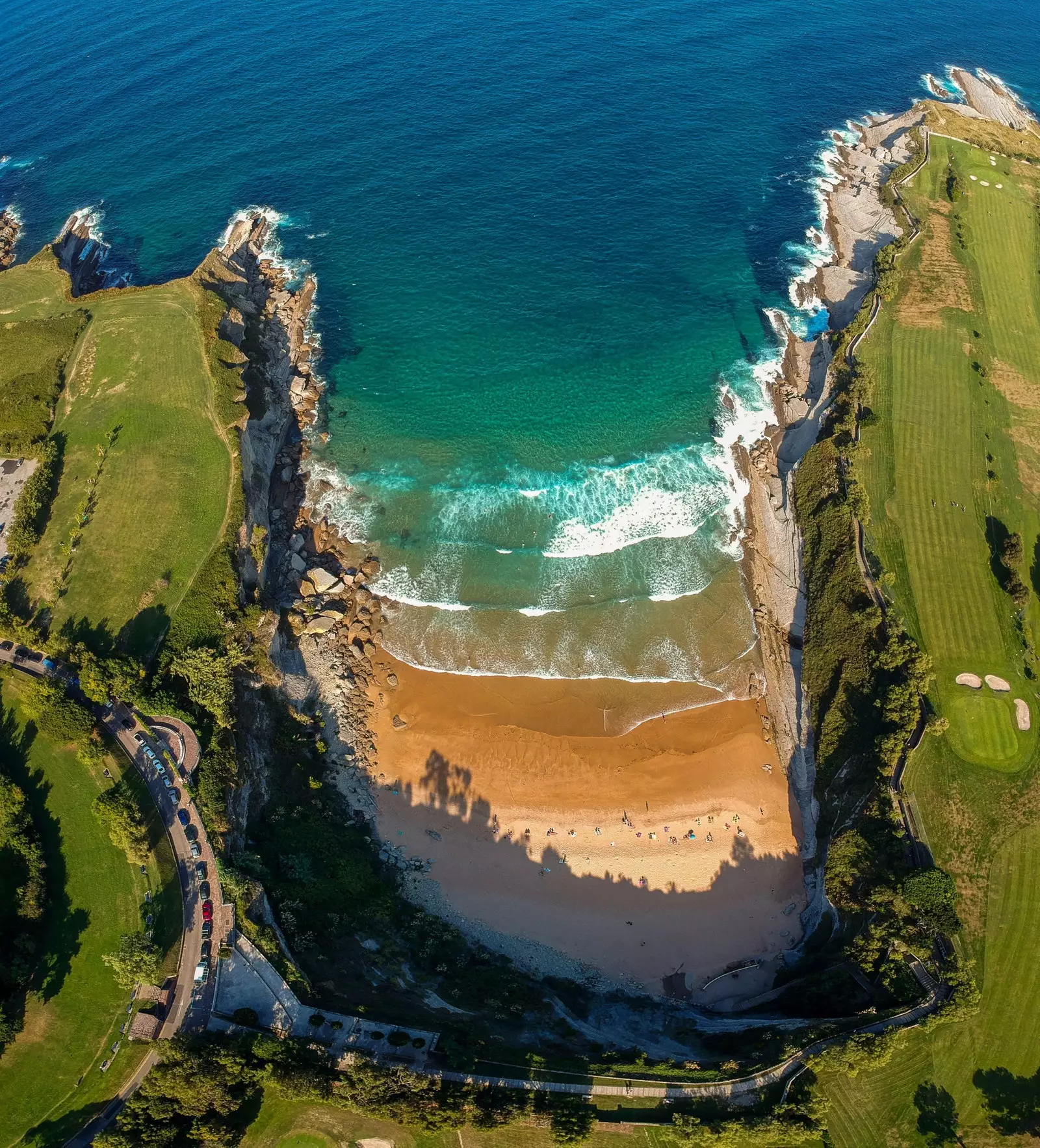 Flygfoto över stranden i Mataleñas Santander.