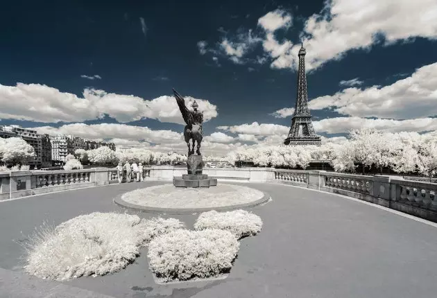 Ali je v tem trenutku mogoče Pariz upodobiti na drugačen način? Temu fotografu je to uspelo