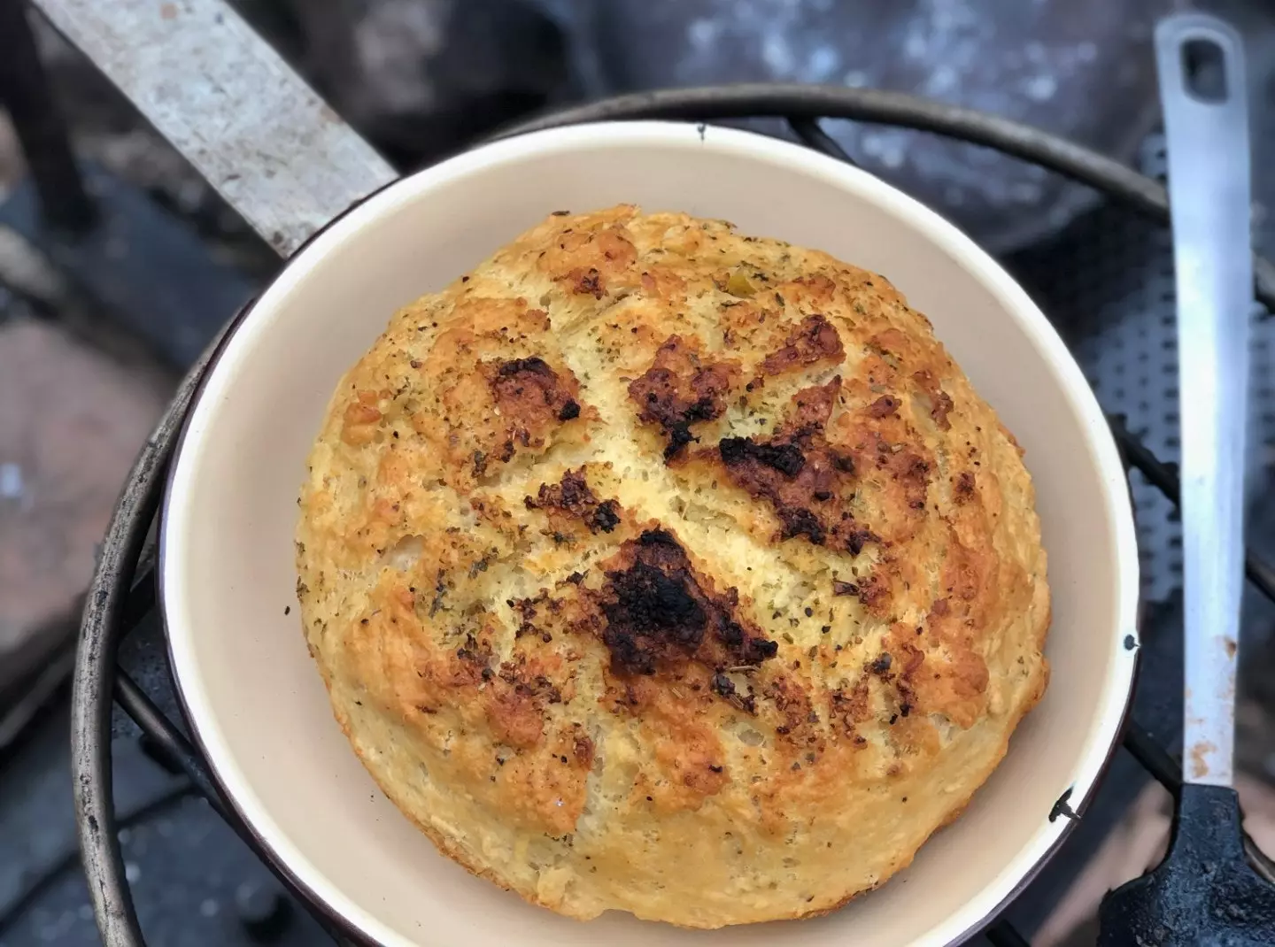 Damper brood wordt traditioneel gekookt boven een kampvuur